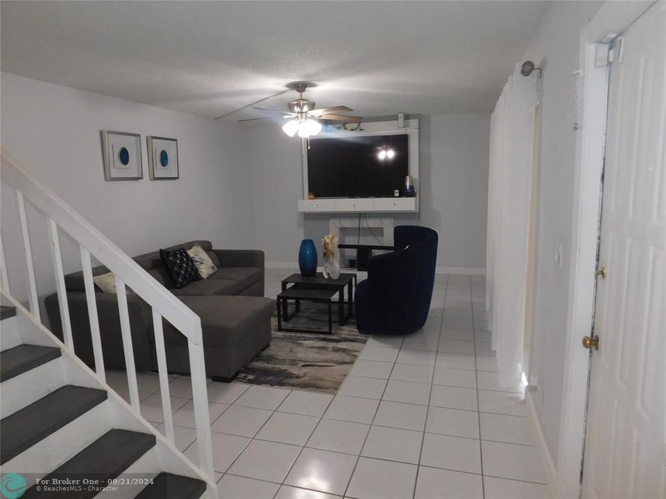 For Sale: $305,000 (2 beds, 2 baths, 1236 Square Feet)