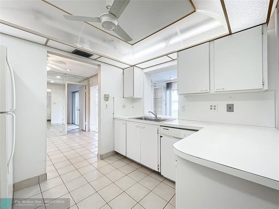 Active With Contract: $319,000 (2 beds, 2 baths, 1570 Square Feet)
