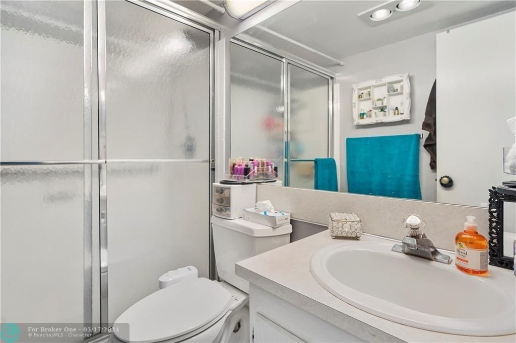 Active With Contract: $2,100 (2 beds, 1 baths, 828 Square Feet)