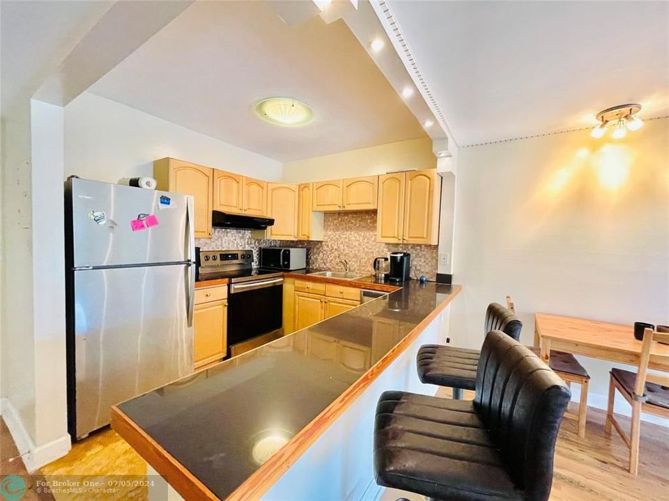 For Sale: $144,000 (1 beds, 1 baths, 678 Square Feet)