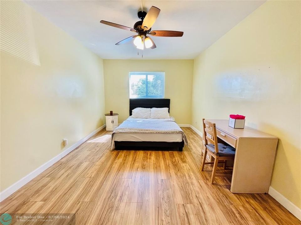 For Sale: $144,000 (1 beds, 1 baths, 678 Square Feet)