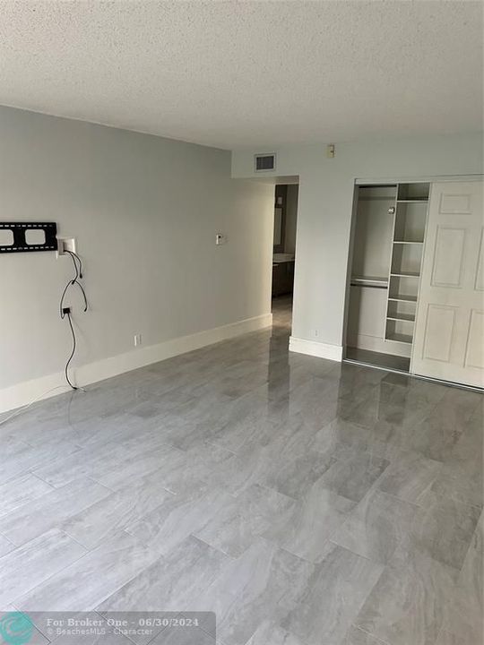 Active With Contract: $3,500 (3 beds, 2 baths, 1597 Square Feet)