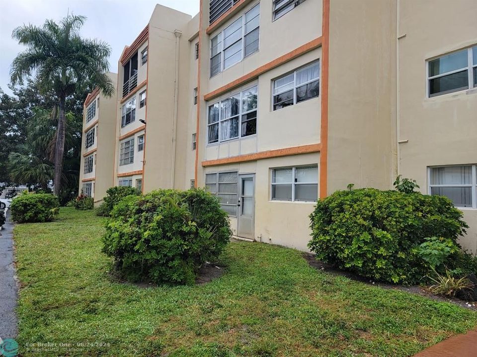 Active With Contract: $89,999 (2 beds, 2 baths, 975 Square Feet)