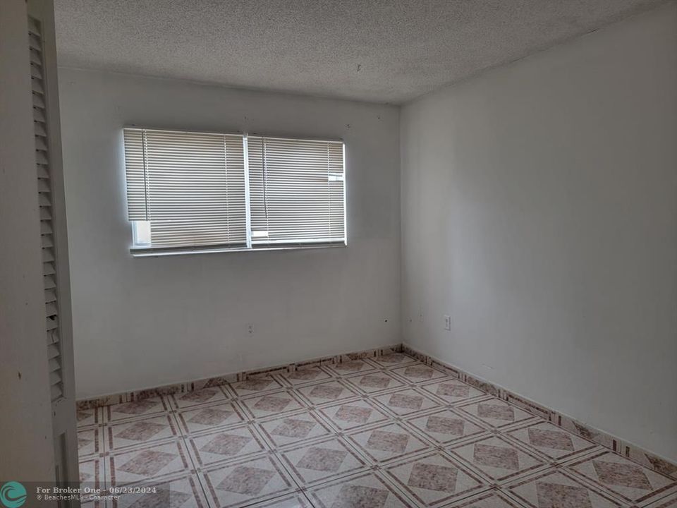 Active With Contract: $89,999 (2 beds, 2 baths, 975 Square Feet)
