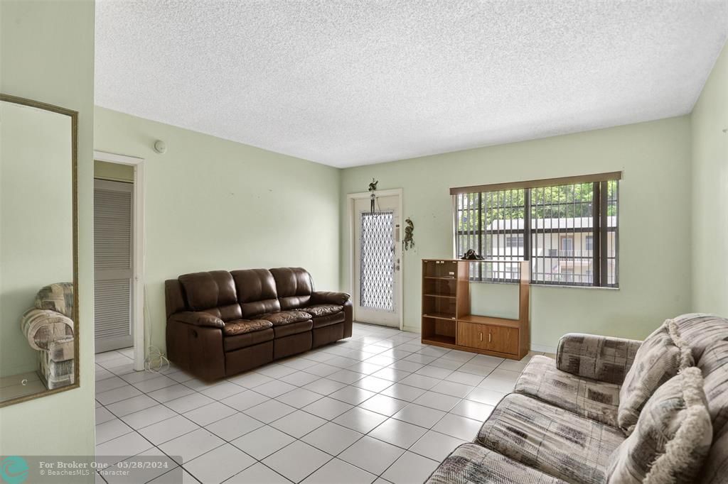 Active With Contract: $73,500 (1 beds, 1 baths, 670 Square Feet)