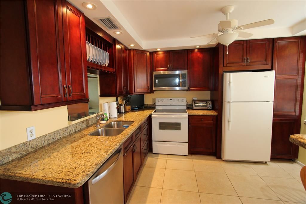 Active With Contract: $3,500 (2 beds, 2 baths, 1160 Square Feet)