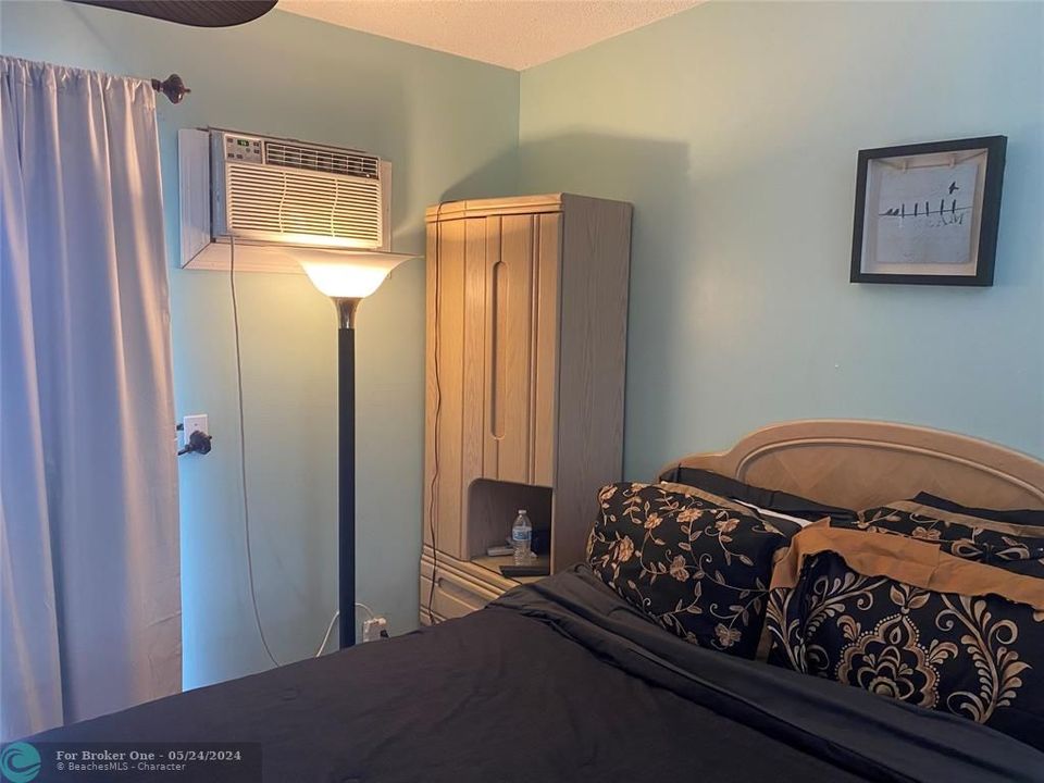 Active With Contract: $74,500 (1 beds, 1 baths, 588 Square Feet)