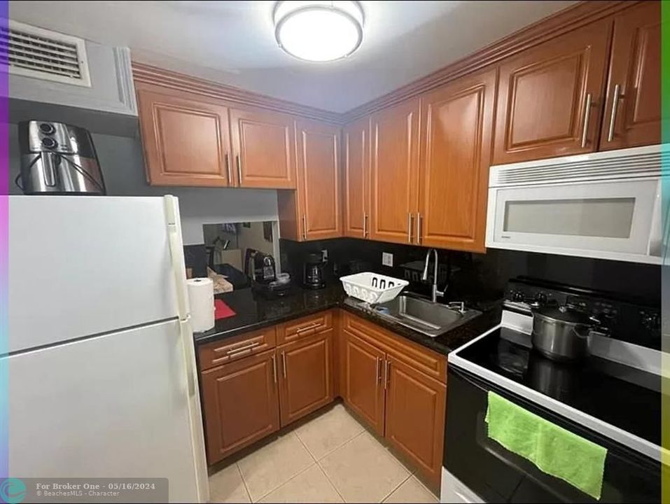 Active With Contract: $1,600 (1 beds, 1 baths, 877 Square Feet)