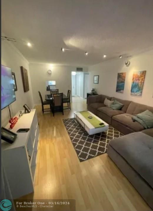 Active With Contract: $1,600 (1 beds, 1 baths, 877 Square Feet)