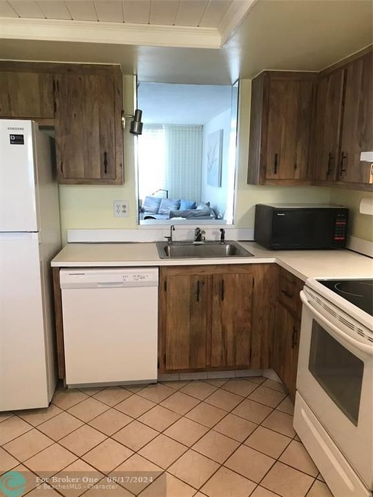 Active With Contract: $2,900 (2 beds, 2 baths, 1060 Square Feet)
