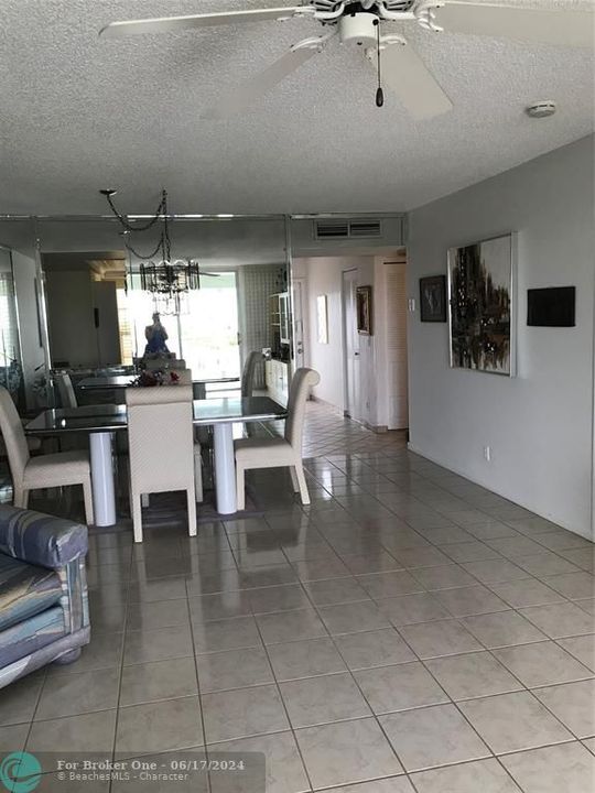 Active With Contract: $2,900 (2 beds, 2 baths, 1060 Square Feet)