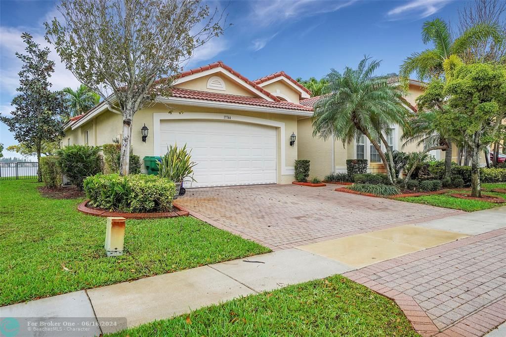 Recently Sold: $899,900 (3 beds, 2 baths, 2690 Square Feet)