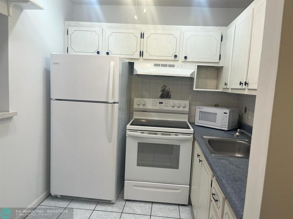 Active With Contract: $1,450 (1 beds, 1 baths, 595 Square Feet)