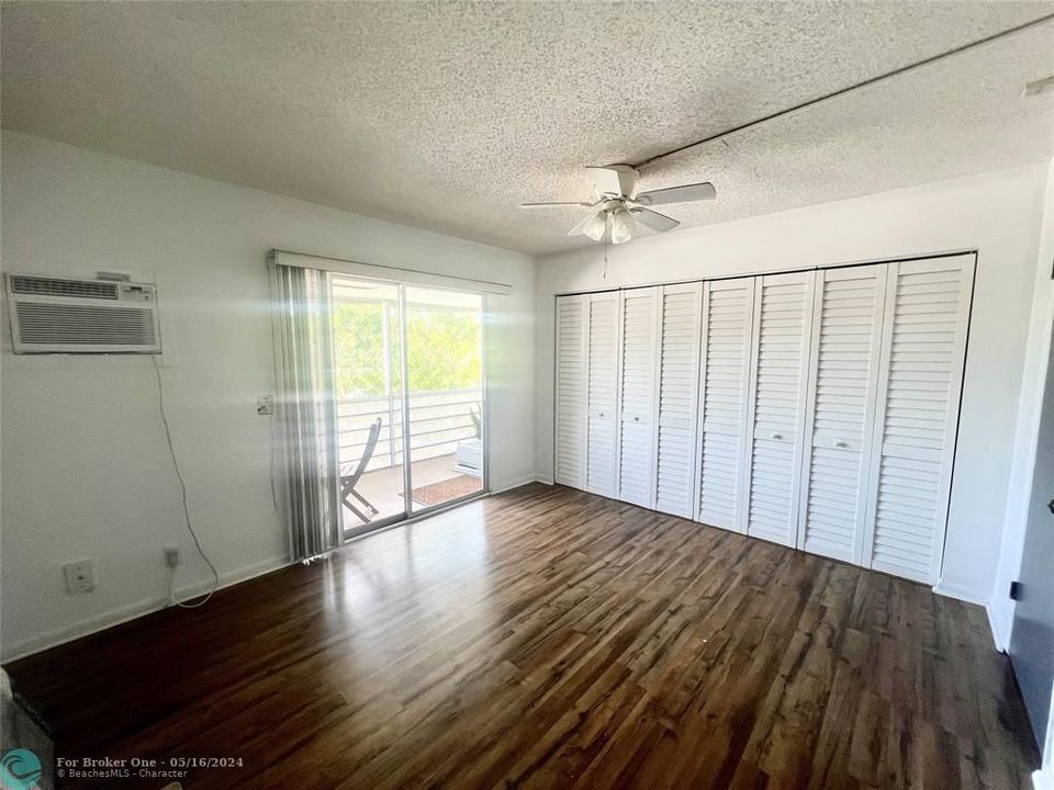Active With Contract: $1,450 (1 beds, 1 baths, 595 Square Feet)