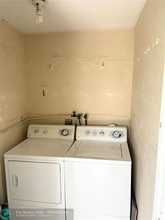 Active With Contract: $135,000 (2 beds, 2 baths, 907 Square Feet)