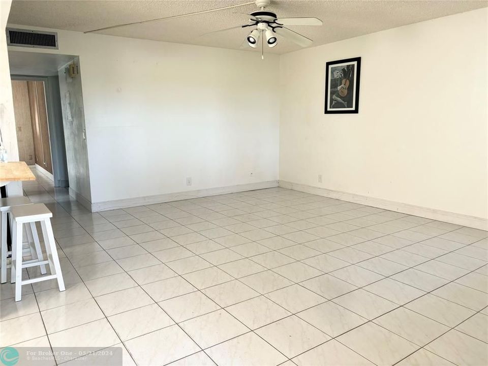Active With Contract: $135,000 (2 beds, 2 baths, 907 Square Feet)
