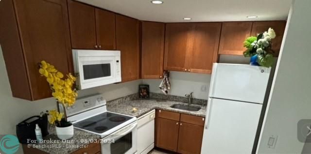 Active With Contract: $185,000 (1 beds, 1 baths, 700 Square Feet)