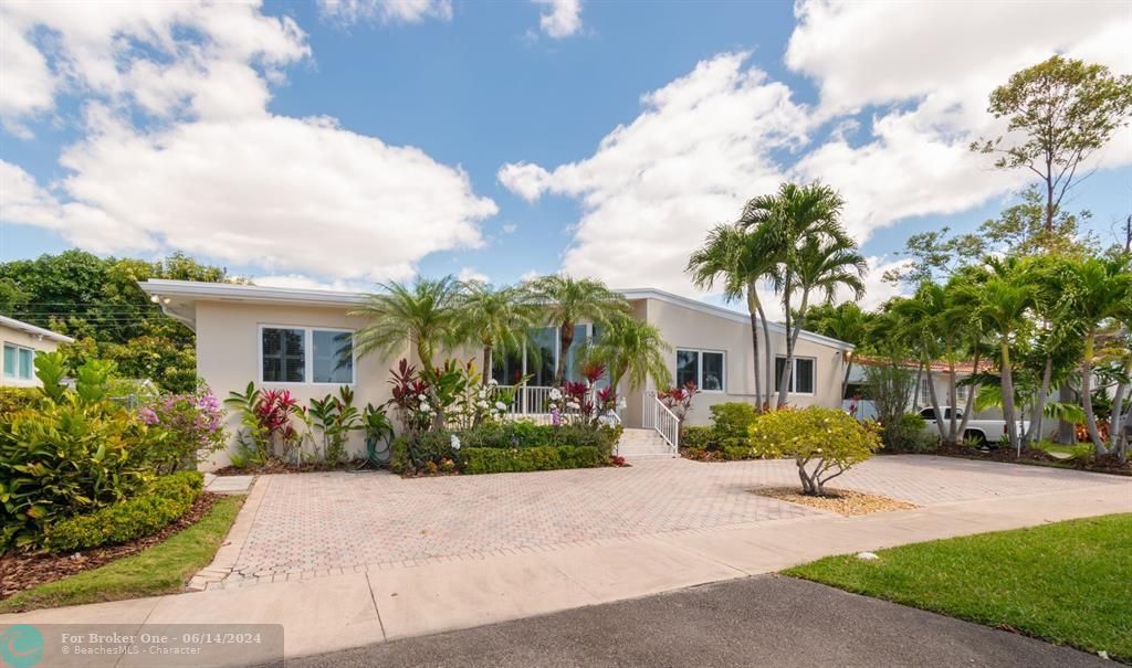 Active With Contract: $845,000 (3 beds, 2 baths, 2762 Square Feet)