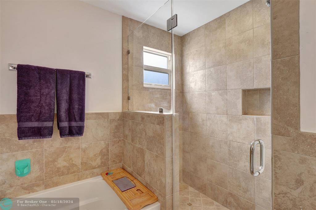 合同活跃: $634,900 (4 贝兹, 2 浴室, 1497 平方英尺)