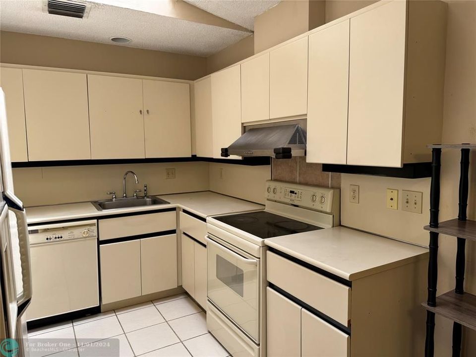 Active With Contract: $3,200 (3 beds, 2 baths, 1194 Square Feet)