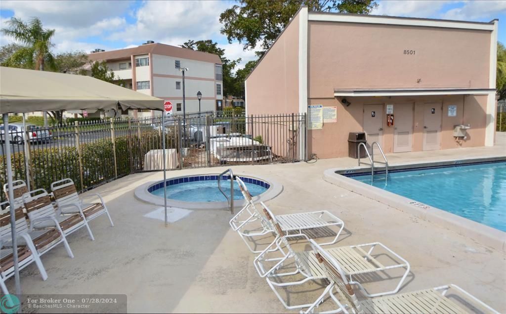 Active With Contract: $2,150 (2 beds, 2 baths, 1180 Square Feet)