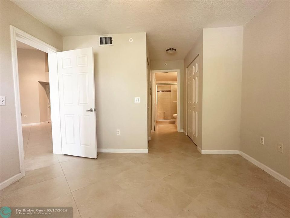 For Sale: $389,000 (2 beds, 2 baths, 1054 Square Feet)