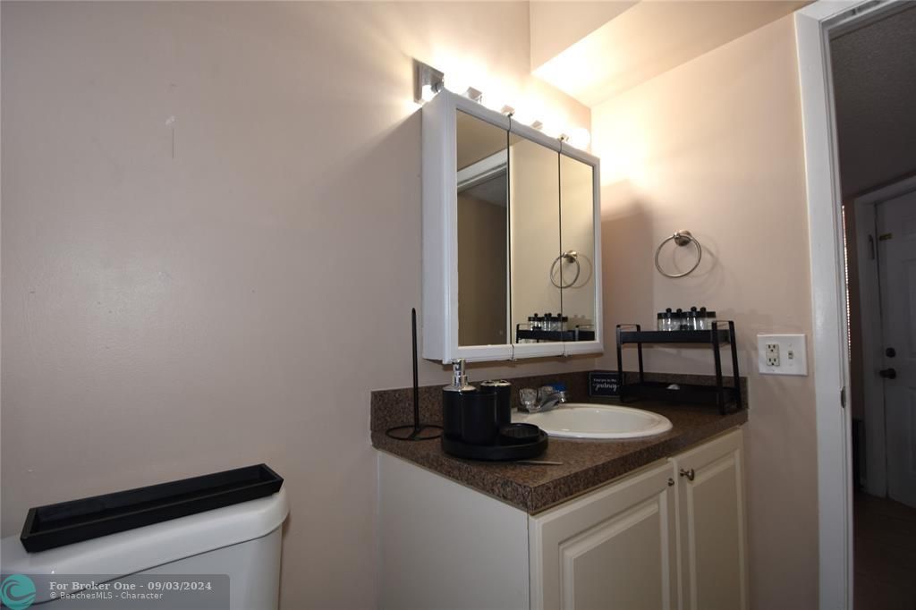 For Sale: $214,500 (1 beds, 2 baths, 805 Square Feet)