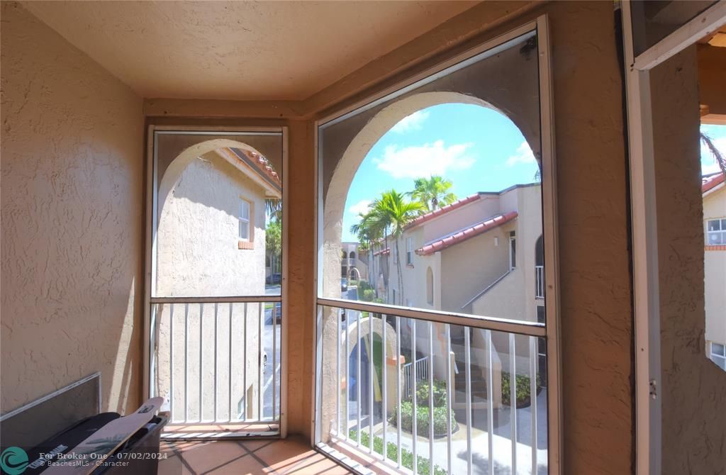 For Sale: $214,500 (1 beds, 2 baths, 805 Square Feet)