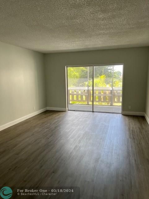For Sale: $169,900 (1 beds, 1 baths, 844 Square Feet)