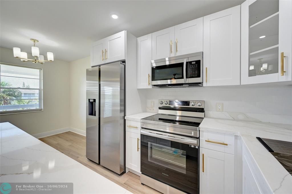 Active With Contract: $159,999 (2 beds, 1 baths, 820 Square Feet)