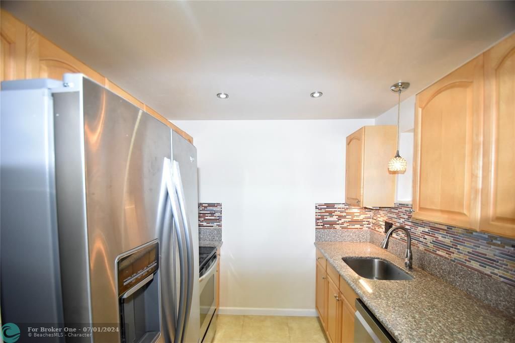 Recently Rented: $2,400 (2 beds, 2 baths, 880 Square Feet)