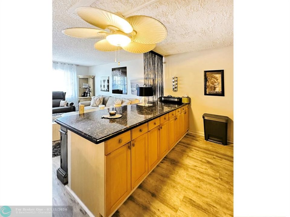 For Sale: $169,900 (1 beds, 1 baths, 700 Square Feet)