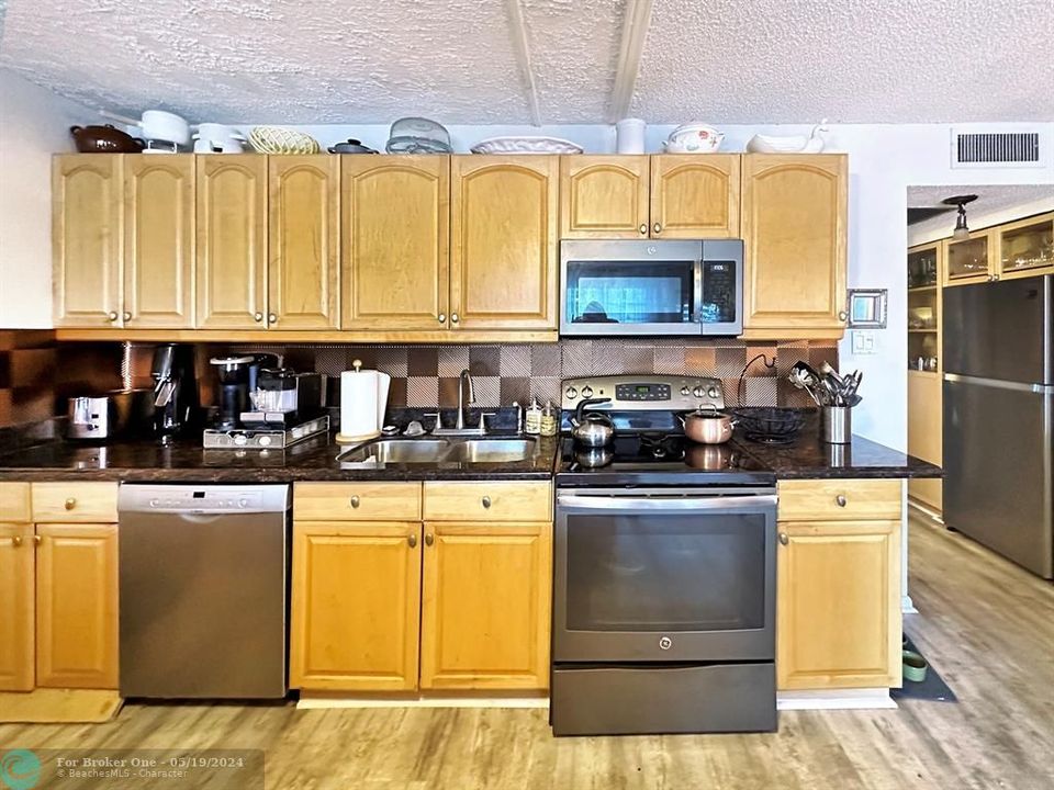 For Sale: $159,900 (1 beds, 1 baths, 700 Square Feet)