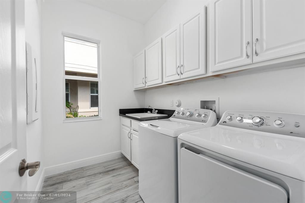 Active With Contract: $2,999 (2 beds, 2 baths, 1834 Square Feet)