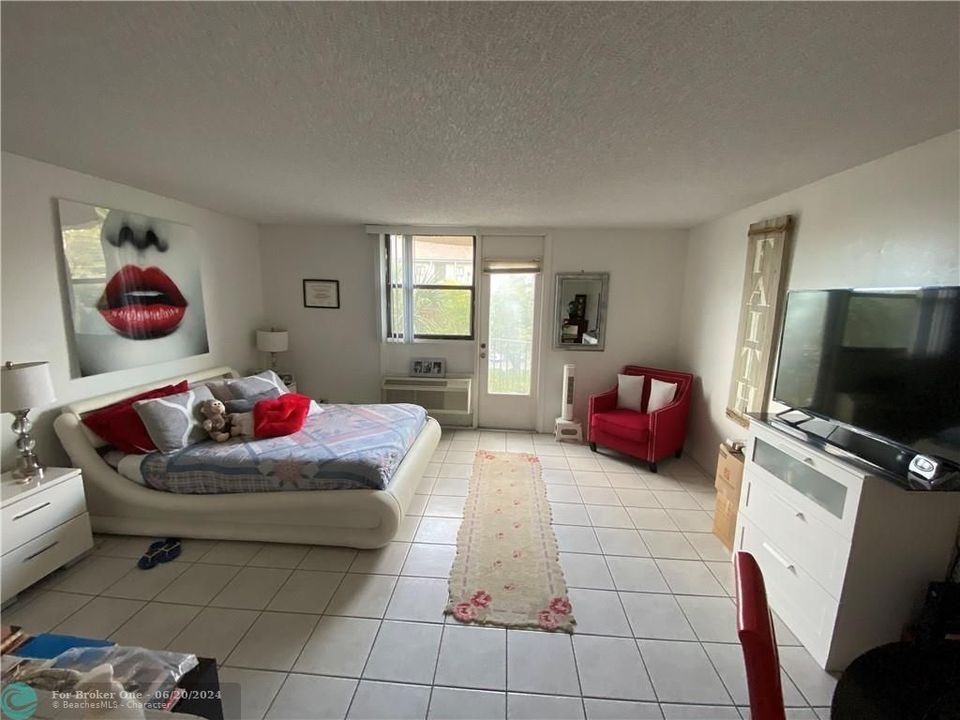 Active With Contract: $1,250 (0 beds, 1 baths, 468 Square Feet)