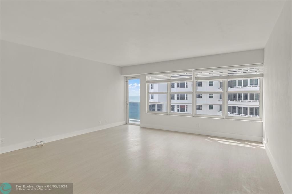 Active With Contract: $2,800 (1 beds, 1 baths, 800 Square Feet)