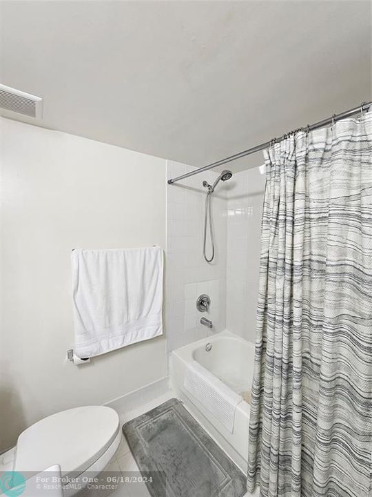 Active With Contract: $2,350 (2 beds, 2 baths, 1124 Square Feet)