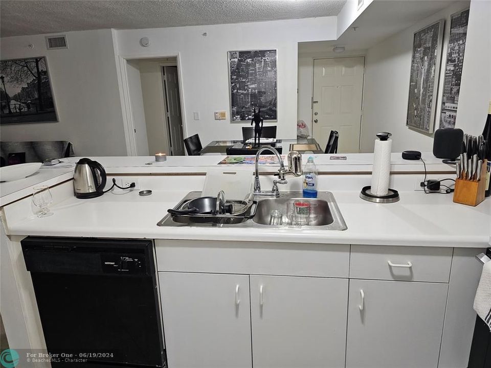 Active With Contract: $2,350 (2 beds, 2 baths, 1124 Square Feet)