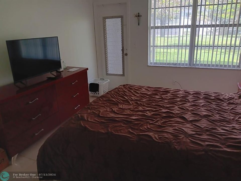 For Sale: $160,000 (1 beds, 1 baths, 775 Square Feet)