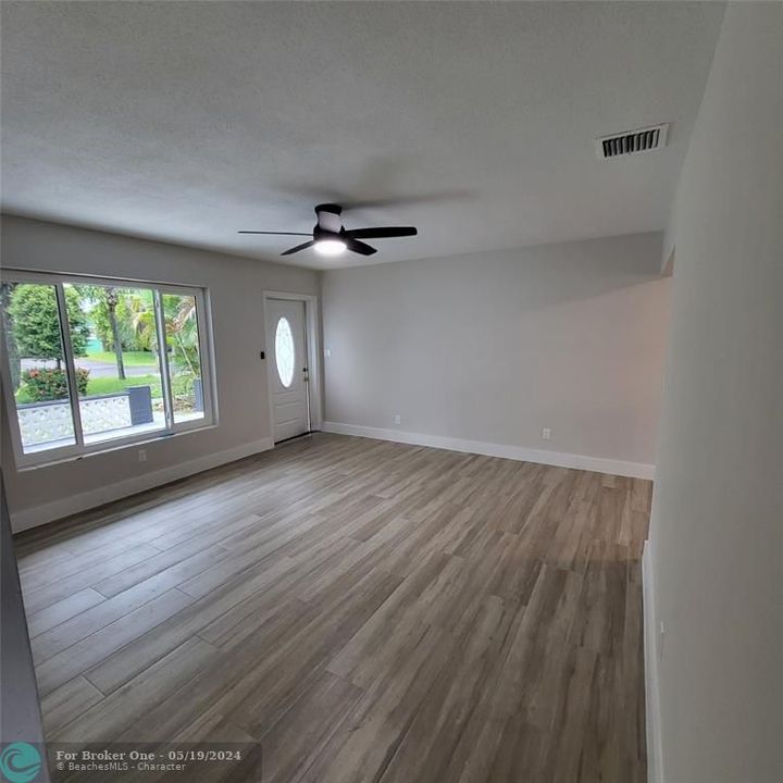 Active With Contract: $2,000 (1 beds, 1 baths, 1350 Square Feet)