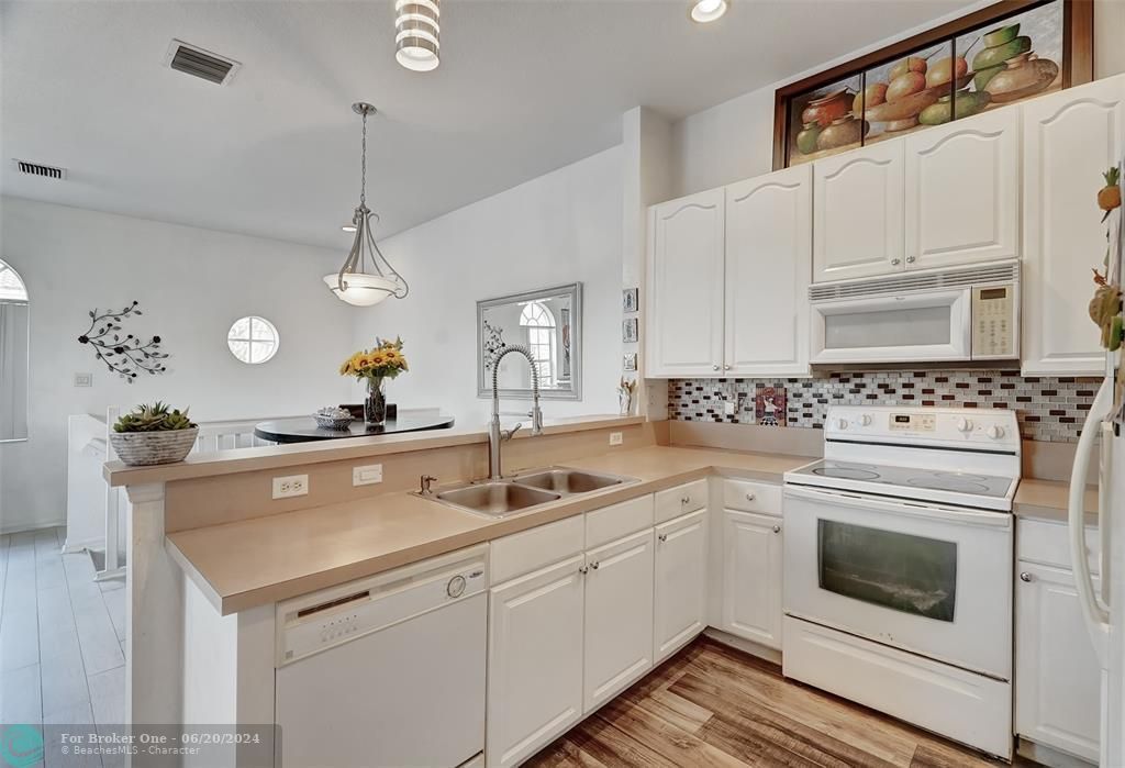 Active With Contract: $2,750 (2 beds, 2 baths, 1077 Square Feet)