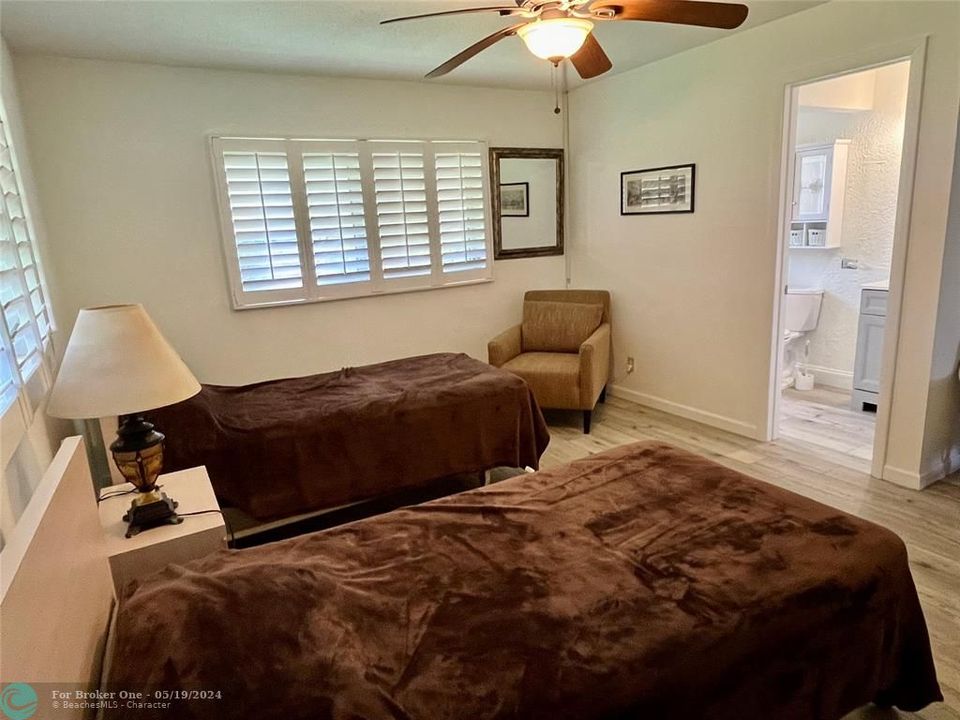 For Sale: $145,000 (2 beds, 2 baths, 861 Square Feet)