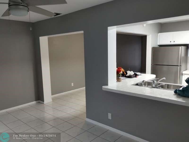 Active With Contract: $2,300 (2 beds, 2 baths, 1118 Square Feet)