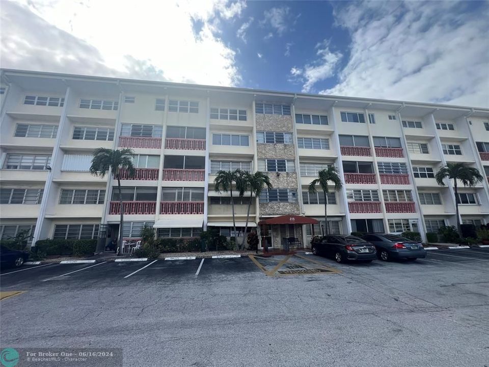 Active With Contract: $1,600 (1 beds, 1 baths, 755 Square Feet)