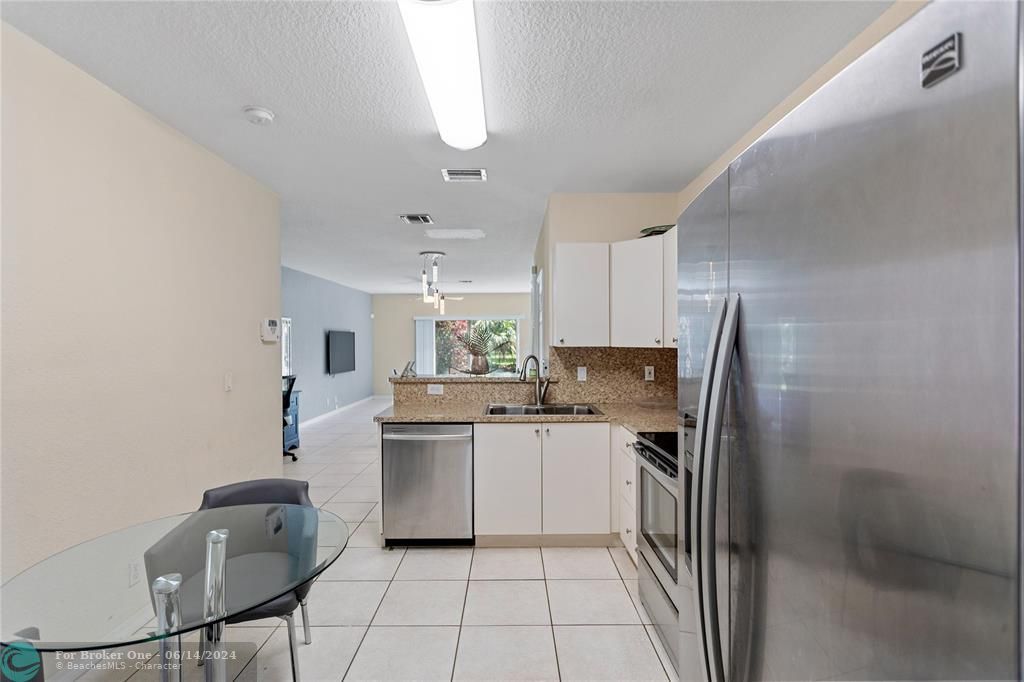 Active With Contract: $350,000 (2 beds, 2 baths, 1232 Square Feet)