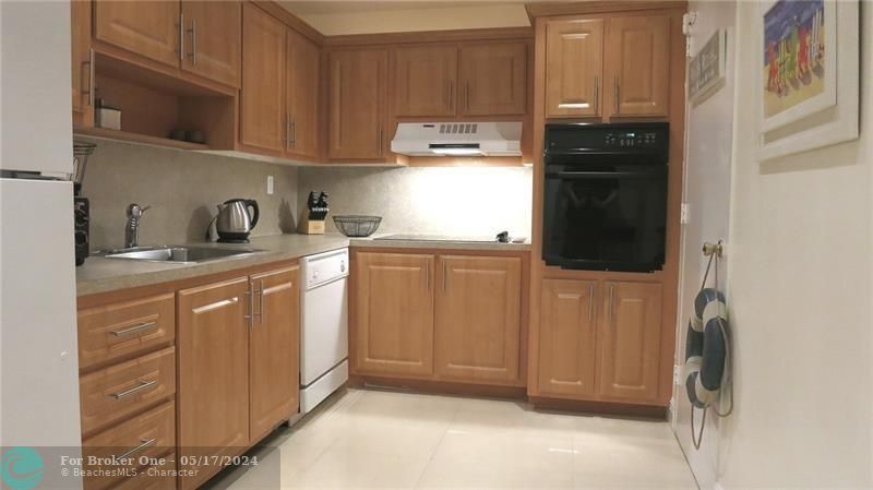 For Rent: $2,400 (1 beds, 1 baths, 950 Square Feet)