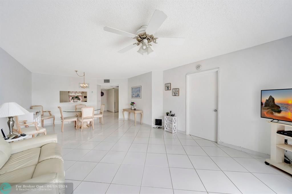For Sale: $257,000 (2 beds, 2 baths, 1207 Square Feet)
