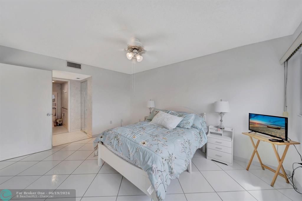 For Sale: $257,000 (2 beds, 2 baths, 1207 Square Feet)