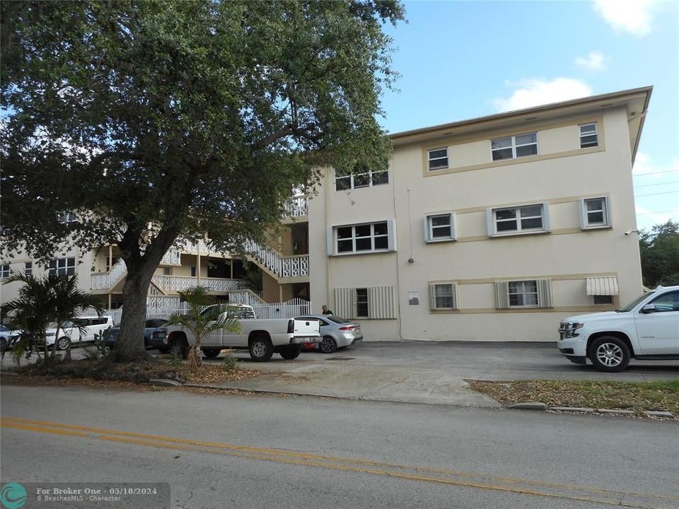 For Sale: $349,000 (2 beds, 2 baths, 1070 Square Feet)