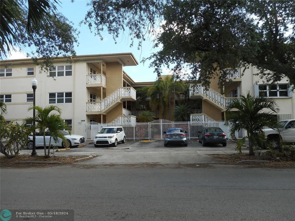 For Sale: $349,000 (2 beds, 2 baths, 1070 Square Feet)